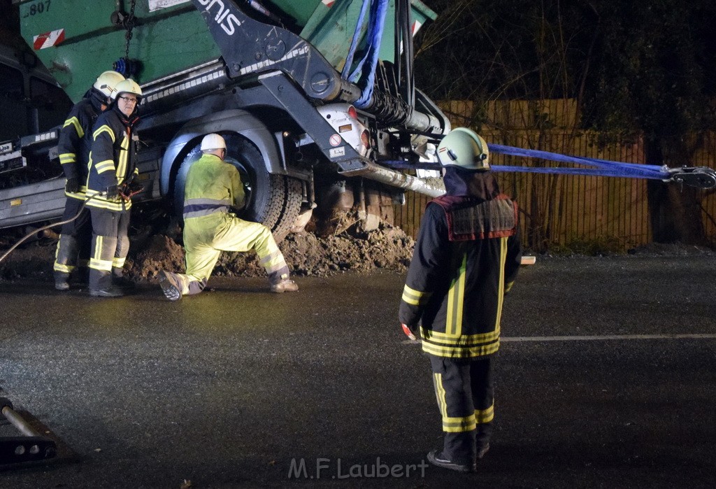 Container LKW umgestuerzt Koeln Brueck Bruecker- Dellbruecker Mauspfad P486.JPG - Miklos Laubert